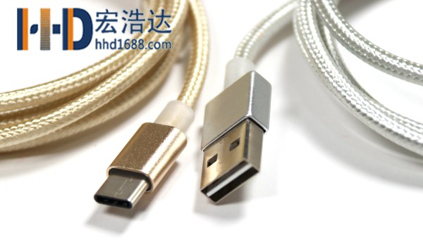 立式注塑機是主要的數(shù)據(jù)線生產(chǎn)設備之一